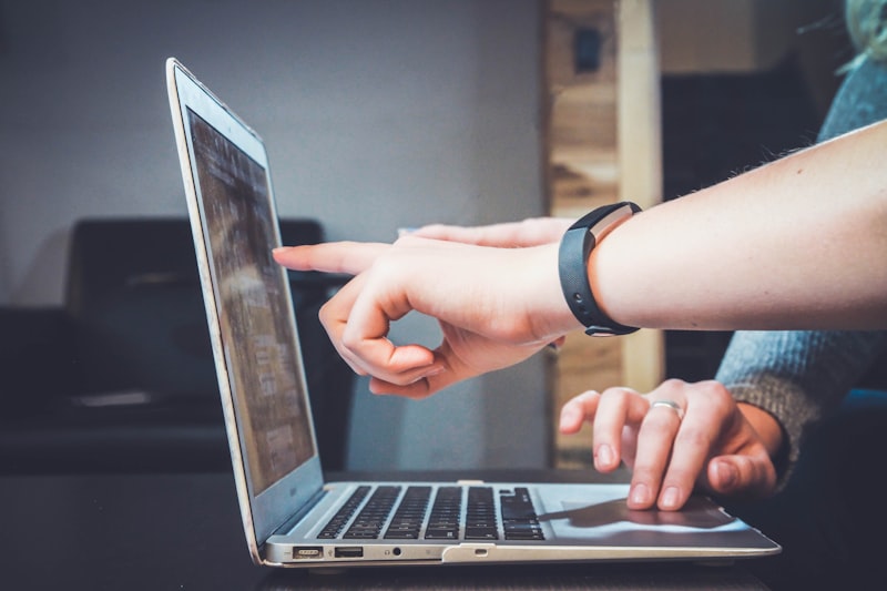 Docente che registra un videocorso con lavagna digitale